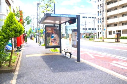 徒歩1分　桜木町駅行のバスが出ています。バス停「みなと赤十字病院入口」