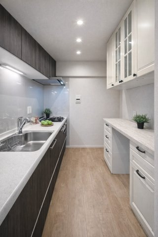 お料理好きな方にとっても収納のあるキッチンは使いやすいですね。ぜひご確認ください。（お荷物搬入前の状態）