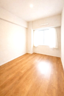 5.2帖の洋室　風通しの良い明るいお部屋です。（お荷物搬入前）