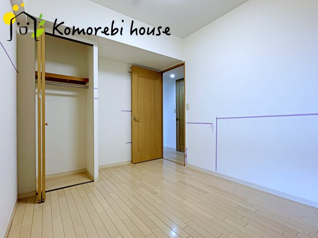 落ち着いた色調の寝室です