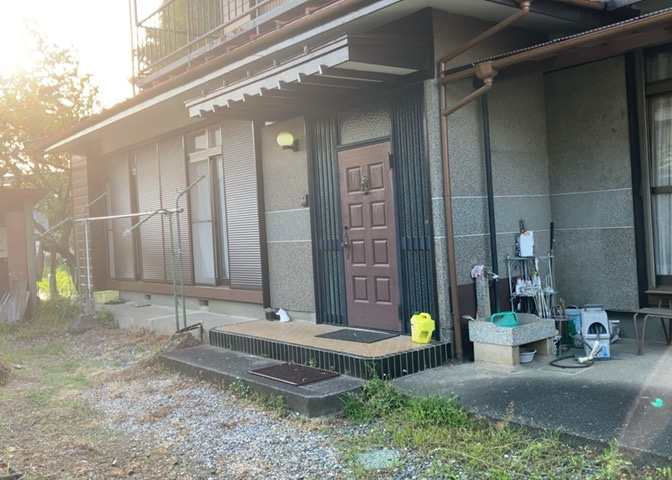 土地の面積＝住宅面積ではありません。建ぺい率の問題などで、土地のある場所によって住宅を建てられる面積は限られています。高さもしかり、「土地」という言葉の中には、建築条件も含まれると考えておきましょう。