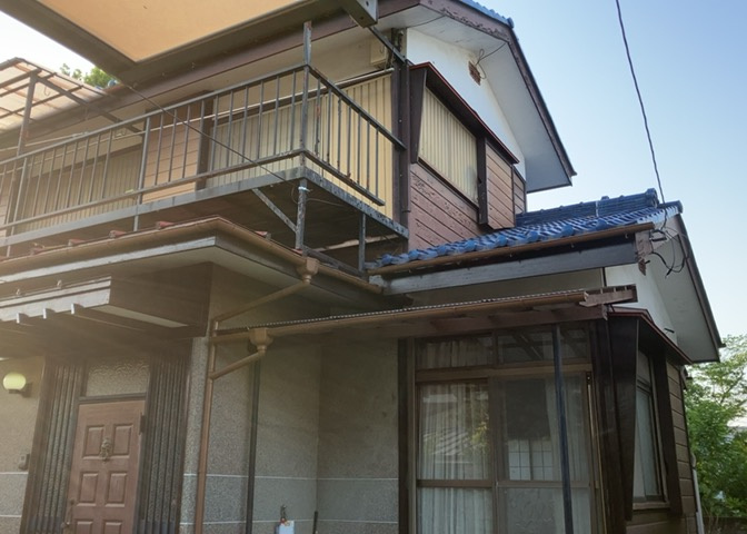 家を建てる場合、方位は要チェックです。現実的に日当たりのよい家ならばリビングは南側、建築基準法でも北側に当たる家への配慮は求められています。土地を見学に行く際は、方位磁針を持って行くようにしましょう。