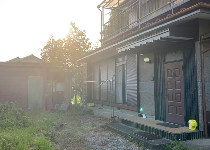 土地を買う際、住む地域の自治体や福祉の補助制度にも注目してみましょう。子供や老人の医療補助やゴミ出しのルールなど、自治体によってルールに大きな違いがあるため、暮らしやすい土地で判断するとよいでしょう。