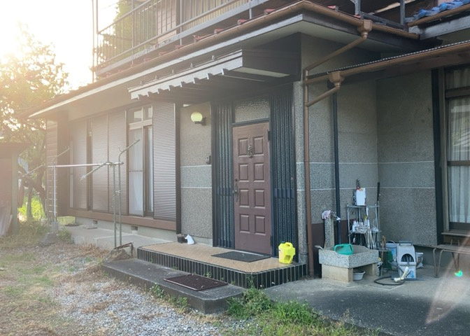 土地の前の道路に消火栓が設置されていることがあります。この場合、道路交通法第45条第1項により、駐車禁止の場所が指定されています。そのため、車庫などの駐車スペースをつくることができない場合があります。