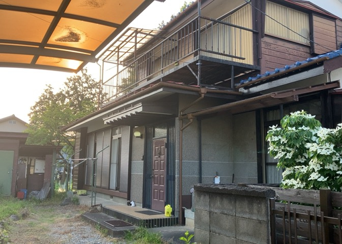 現地に行くなら、物件の周囲の地形がどうなっているかを見ることも大切です。周辺より低くなっている土地では、大雨などで水が集まりやすいため、地盤が弱くなっているということも考えられるため、注意が必要です。
