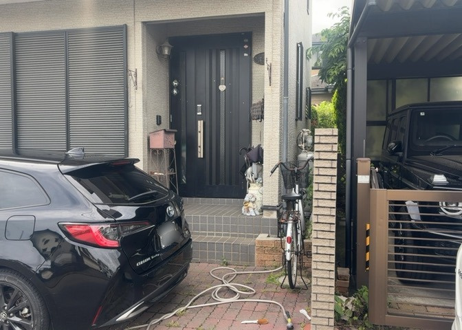 玄関は家の顔でもあり、家族以外の目にも止まる場所です。玄関は外との間を仕切る扉、靴などをしまっておく収納スペース、靴脱ぎのたたきスペース、来客とのやり取りをするドアホンなど複数のアイテムからなります。