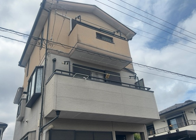 バルコニーは、室外の専用スペースのうち、「屋根がなく開放された空間」であるものを指します。ベランダより広いタイプのものが多く、日当たりもよいため家庭菜園などを楽しみたい人にとって適した環境となります。
