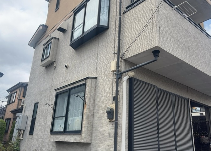 木造住宅とは土台、壁、柱など建築物の強度を支える構造体の材に木が使用されている構造を指します。構造体は建物の自重を支えるだけではなく風圧や水圧、積裁荷重などあらゆる衝撃に耐えるための基礎です。
