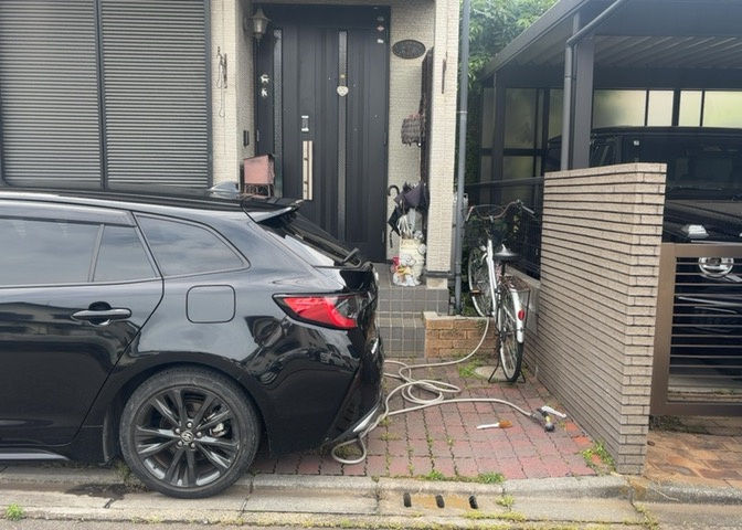 玄関ポーチにおいて最も重視すべきと言っても良いのが広さです。適切な広さの玄関ポーチでないと外見的なバランスは崩れてしまいますし、何より使いにくくなってしまいますので、現地で実際に下見をしてみましょう！