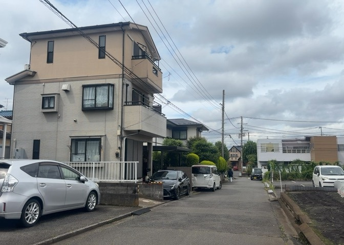 南側道路の場合は長い時間光を入れ込むことができるため、庭やリビングを道路側に持ってくることが多く土地価格も高い傾向にあります。一方北側道路だとリビングや庭が南側になりプライバシーを守ることができます。
