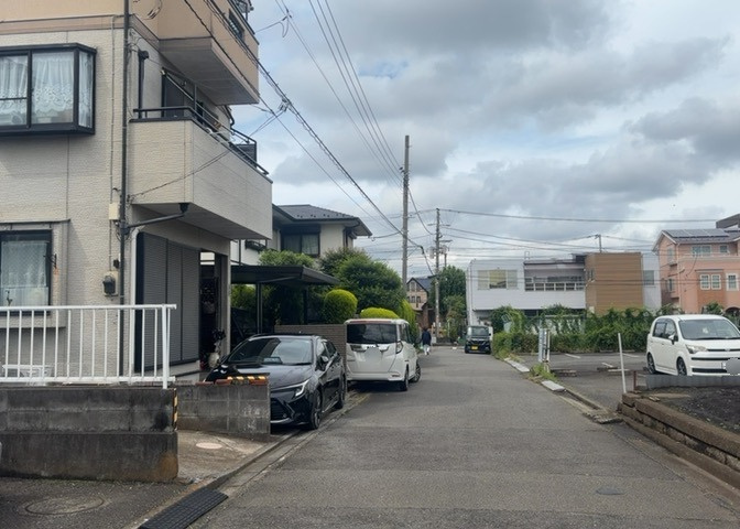 東側道路の場合は居室を南向きに設計しやすいため、朝日が入りやすいというメリットがあります。一方、西側道路も東側同様に居室を南向きに設計しやすいのですが、住宅地だと朝日が入りにくいという弱点があります。