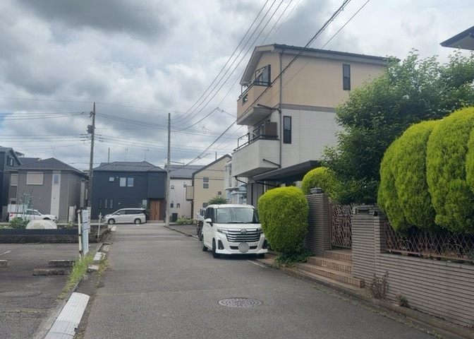 住宅用の土地では前面道路に2m以上接していなければならないと法律で定められています。しかし、お持ちの車のサイズやライフスタイルなどにより、2mでは利便が悪い場合もございますので、事前に確認しましょう。