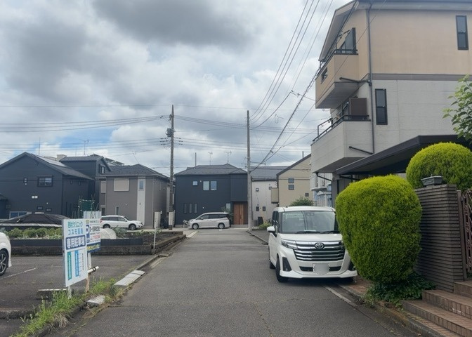 道幅が広い場所は日当たりや風通が良好です。幅が広いのですれ違いも可能ですし大きな車でも駐車可能！一方で、大型車が通ることも多くなるため交通量の増加により騒音に繋がります。また土地の値段が高くなります。