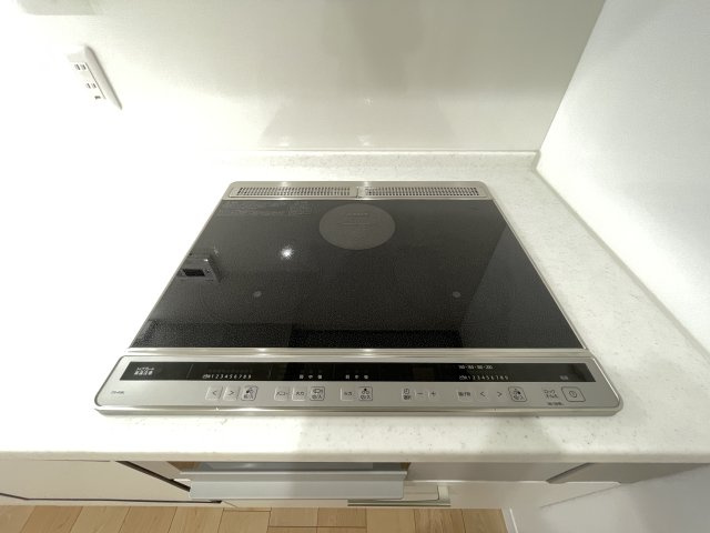 掃除のしやすいIHコンロ。お子様と一緒に料理をする際も安心です。　