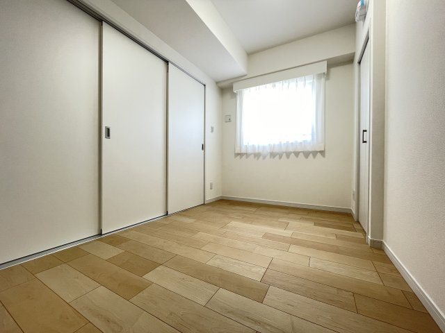 小さな窓がついた洋室は、優しい光が降り注ぎます。　