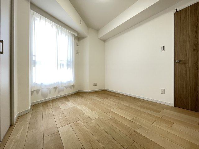 リビングから離れたお部屋は、静かに仕事をするのにもピッタリな空間です。　