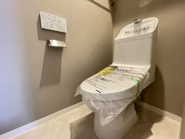温水洗浄便座付きの清潔感あるトイレは、落ち着いた空間に。　