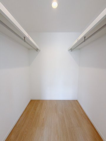 ■WIC｜主寝室には夢のウォークインがございます♪お洋服やバッグだけでなく、増えていくお洋服やご家族での思い出の品もしっかりと収納します(　＾＾　)