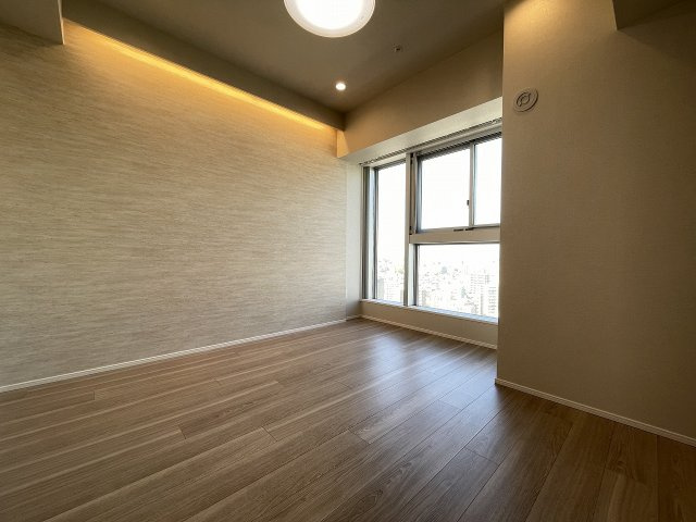 リビングから離れたお部屋は、静かに仕事をするのにもピッタリな空間です。　