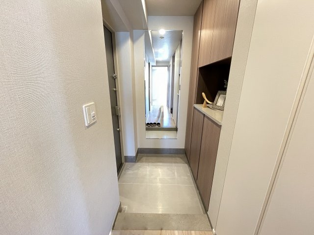 大きな鏡のついた玄関で、お出かけ前の身だしなみチェックもバッチリです。　