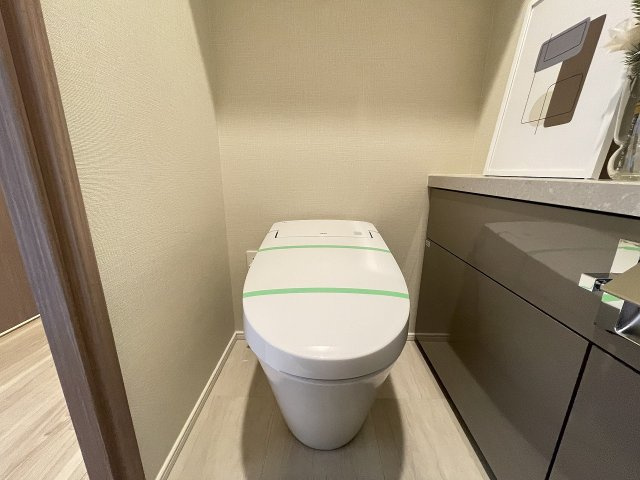 温水洗浄便座付きの清潔感あるトイレは、落ち着いた空間に。　