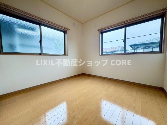 大きな窓からは快適な光を取り入れ、通気性能を上げる事で居心地の良い空間を演出します。　