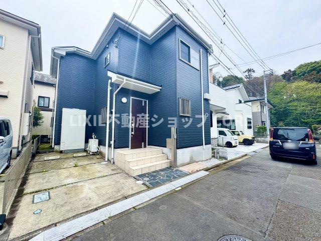 駐車場1台と自転車やバイクを駐車可能！敷地が広いので倉庫や荷物も置けるスペースがございます。　