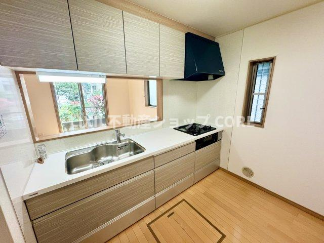 リビングを見渡せるカウンターキッチンで、お子様の様子を伺いながら食事の支度が可能！　