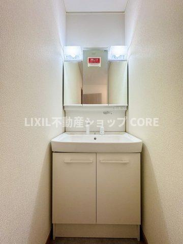 鏡の裏に豊富な収納量を確保した、三面鏡タイプの洗面化粧台。洗面室の整頓にも役立ちますね。　