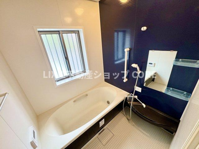 ゆったり入れる一坪バス。足を伸ばして入れるサイズは一日の疲れを癒すのに嬉しい広さですね。　