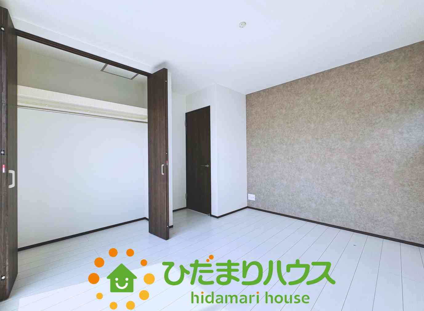 タンスいらずのクローゼット収納付き。