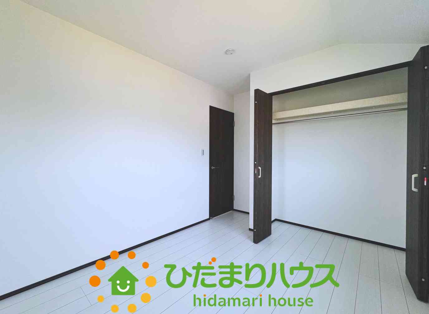 お部屋がスッキリ見える大きめクローゼット。