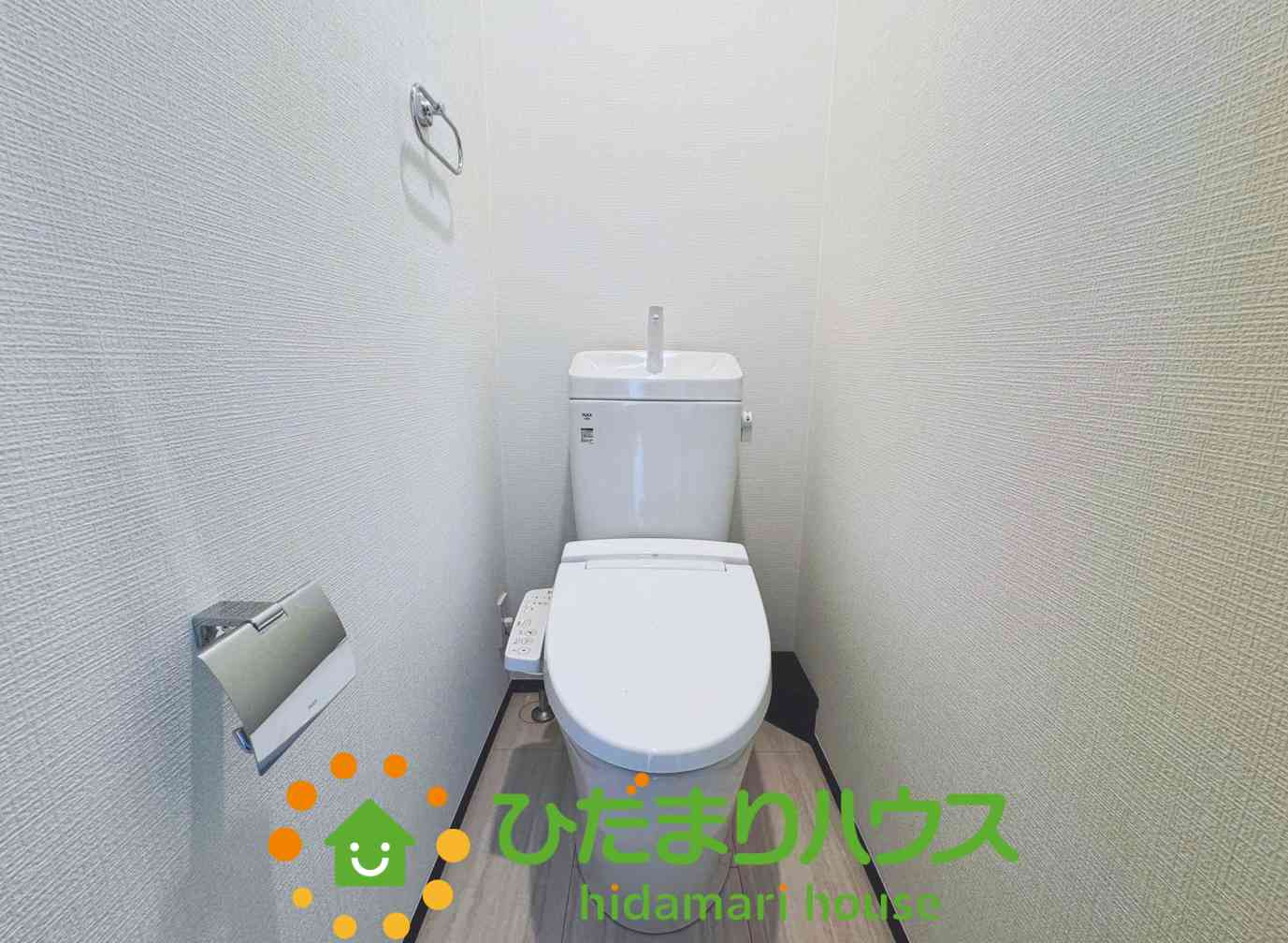 シンプルで清潔感のあるトイレ。