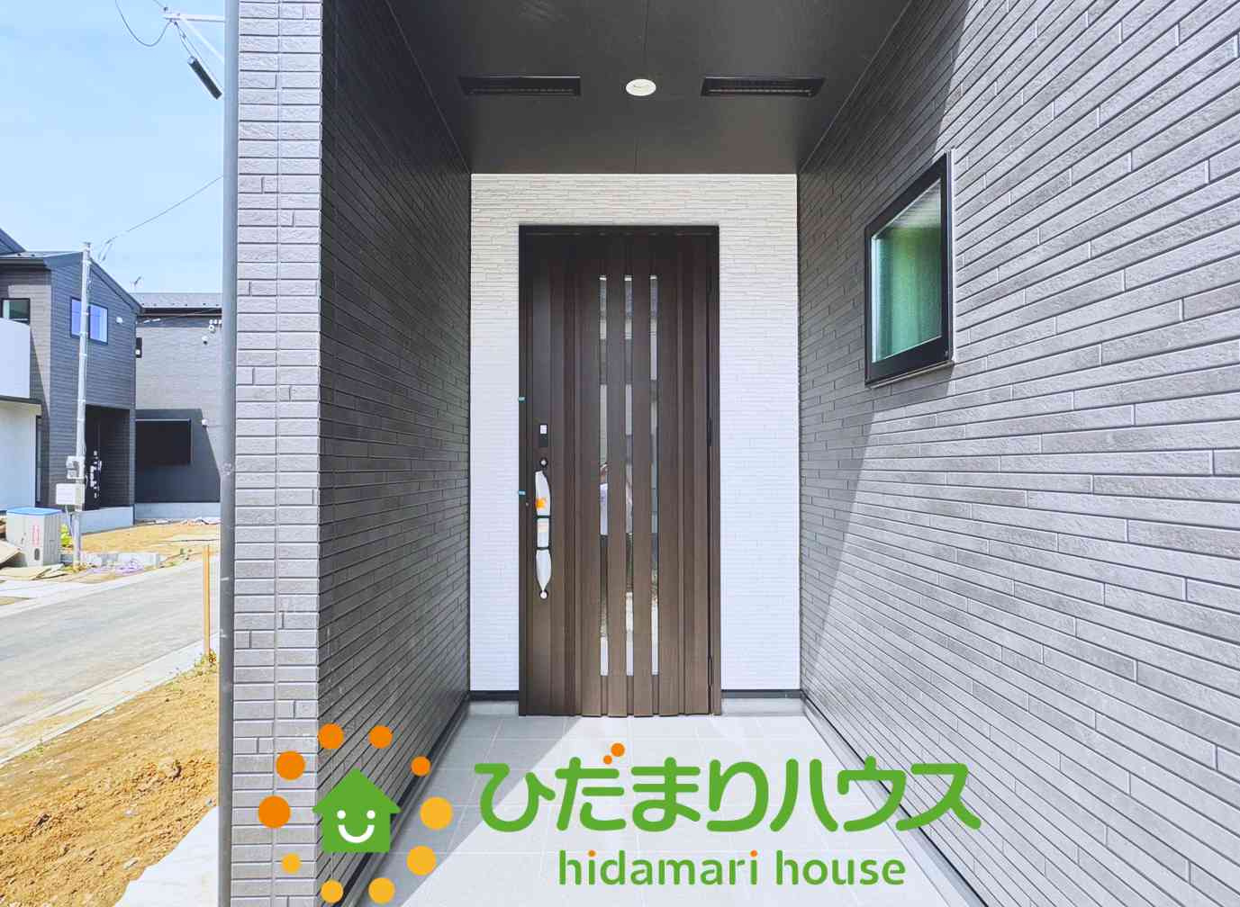雨や風を防いでくれる玄関ポーチ付き！