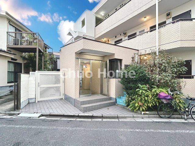 【エントランス】マンションのエントランスは、その物件の印象を決める、顔とも言える場所です。毎日通る場所ですからきれいなのが一番です。
