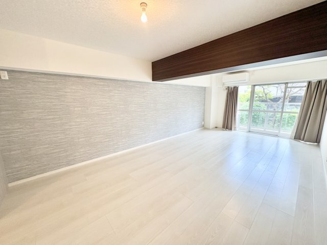 白色を基調にしたお部屋となっておりますので、　圧迫が無く清潔感があるお部屋となっております。