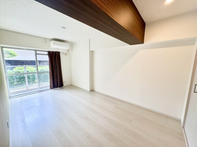 約7.2帖の洋室です。　東向きのお部屋の為気持ちの良い朝日がお部屋を照らしてくれます。