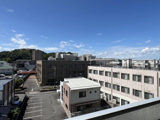 バルコニーからの眺望！医大が見えるお部屋です！