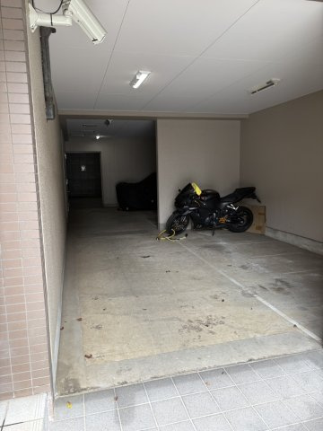 バイク置き場　広々としていて、屋根があるのがポイント♪