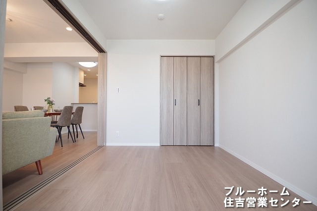 約6帖の洋室です！お部屋には収納や窓があります！