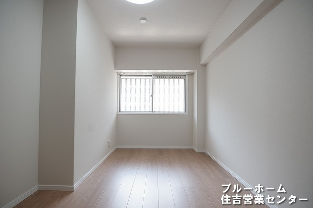 約5.4帖の洋室です！お部屋には収納や窓があります！