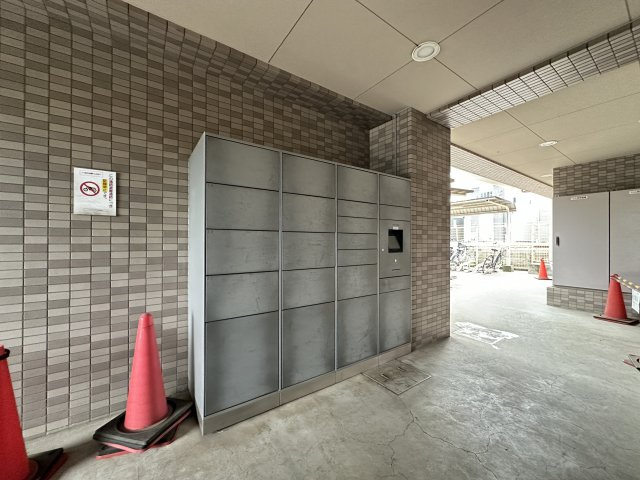 宅配ボックスです。ボックスの数も多く、外出の際など便利ですね。