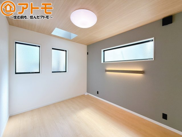 アクセントクロスが印象的なお部屋です。お気に入りの家具に囲まれてゆったり過ごしたいですね♪