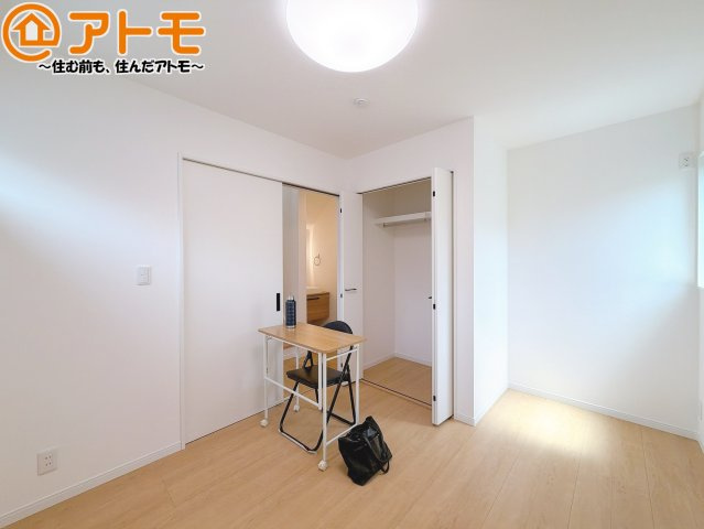壁と床がシンプルな色合いだからこそ自分だけの空間を作れます♪お部屋作りのイメージは順調でしょうか♪