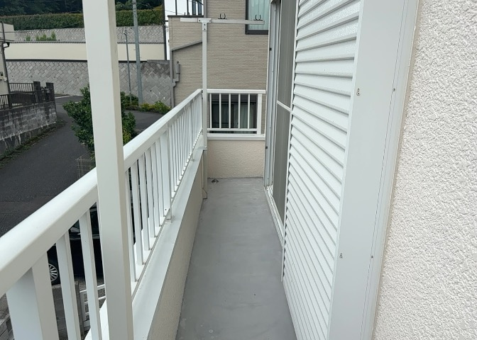 バルコニーは、室外の専用スペースのうち、「屋根がなく開放された空間」であるものを指します。ベランダより広いタイプのものが多く、日当たりもよいため家庭菜園などを楽しみたい人にとって適した環境となります。