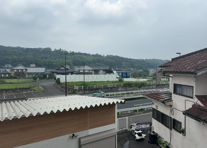 眺望を気にして物件を探す場合、前面に建物が建っていないか現地で確認しましょう！前面に建物があると景色はもちろん、日当たりや風通しにも影響が出てきます。住んだ時のことを想像しながら現地見学をしましょう。