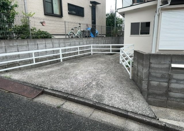 駐車場と明記されていても、最小スペースでつくられた駐車場だと大型車は駐車できなかったり、出入りしにくくなったりする可能性があります。お車のサイズと購入したい物件の駐車場のサイズを現地で確認しましょう。