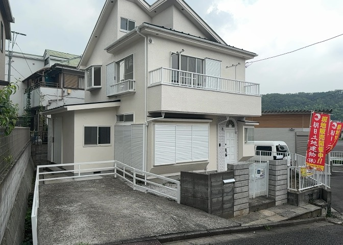 住宅用の土地では前面道路に2m以上接していなければならないと法律で定められています。しかし、お持ちの車のサイズやライフスタイルなどにより、2mでは利便が悪い場合もございますので、事前に確認しましょう。