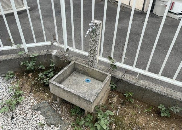 敷地内に散水栓や立水栓があると便利です。水道水を直接利用できるため、水を運ぶ手間を省くことが出来ます。大量の水を必要とする洗車作業や清掃などに役立ちます。その他設備とあわせて、現地でご確認ください。