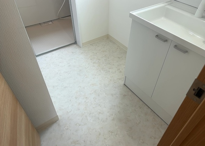 多くの戸建て住宅で見かける洗面脱衣所は、洗面台と洗濯機が2畳ほどのスペースに並べられていて、洗面所が脱衣所を兼ね備えている間取りが一般的です。お客様が利用することもある、パブリックな空間でもあります。